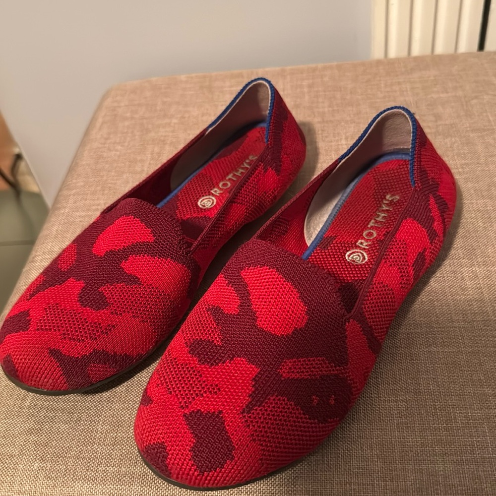 Red camo girls Rothy’s flats size 4